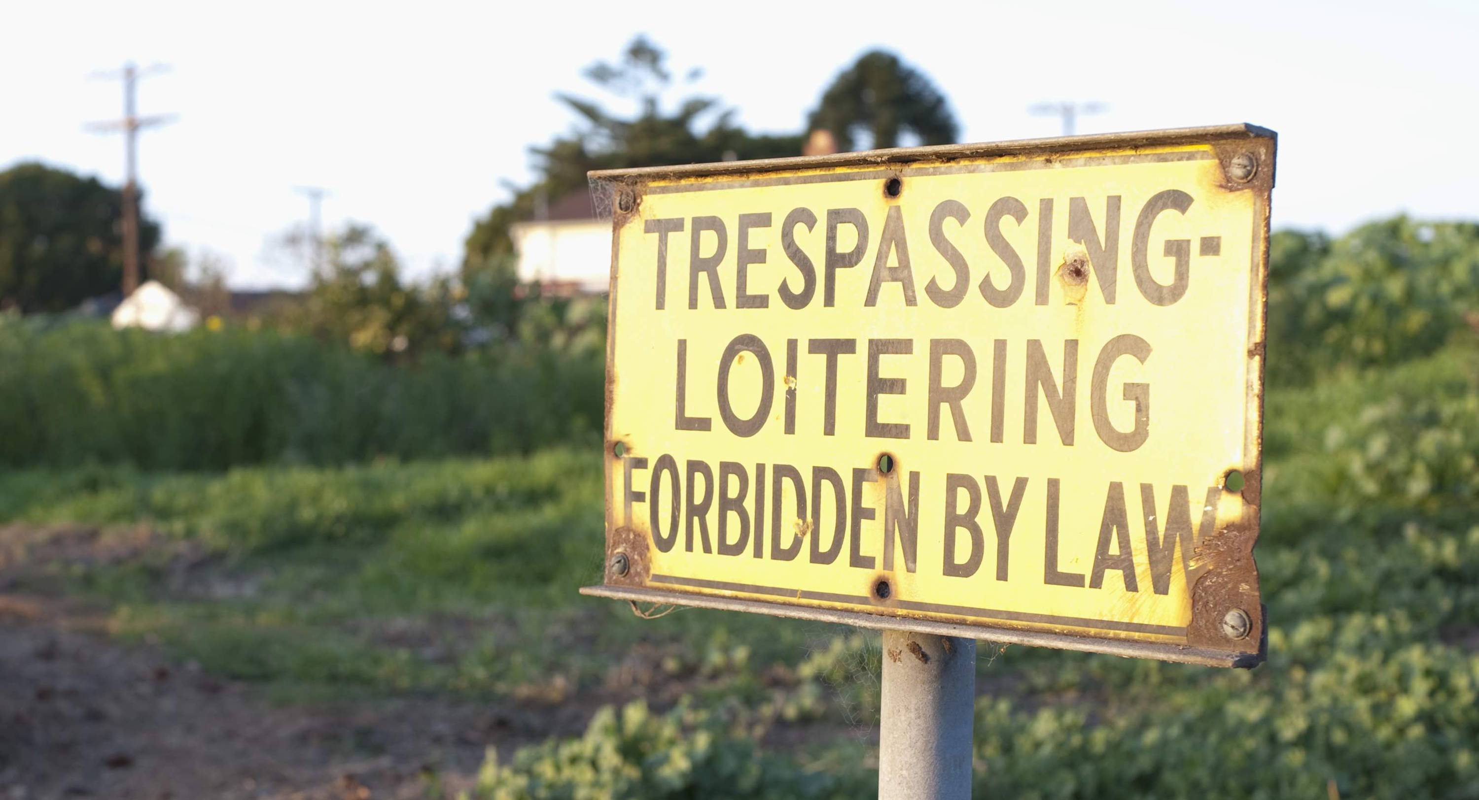 no trespassing sign