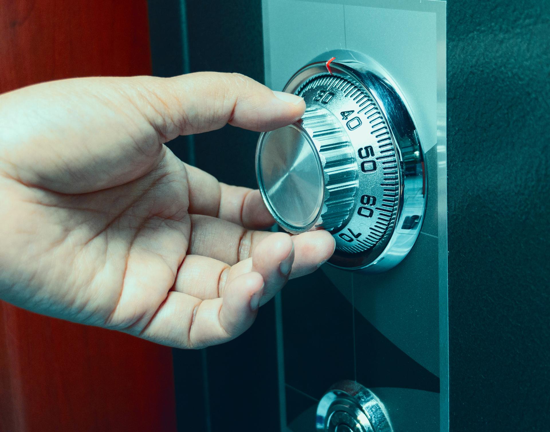 hand turning code number on safe box